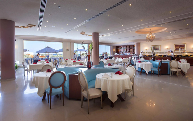 Курортный отель Amwaj Oyoun Resort & Casino