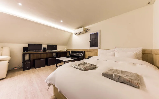 Yeongdeungpo HOTEL HOME  (6 Free OTTs • Smart TV • Wi-Fi in All Rooms)
