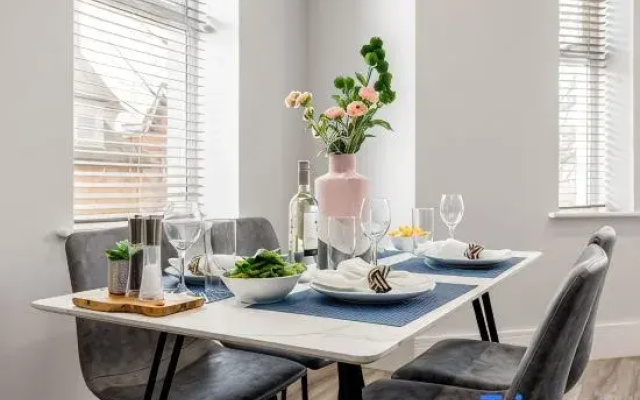 Romantic King Apt w/ Sea View, Free Gym & Parking