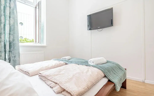 6BR Apt with Garden near Danube