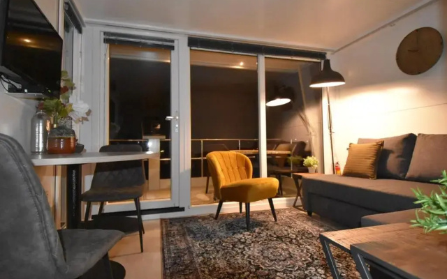 Cozy floating boatlodge "Maastricht"