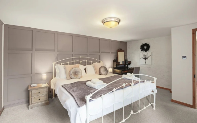 Chestnut Barn Runham 1880's Barn Conversion