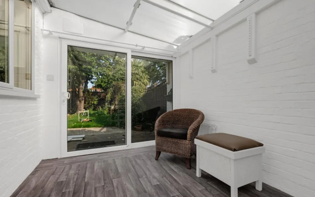 Heathrow Living Stanwell Serviced House