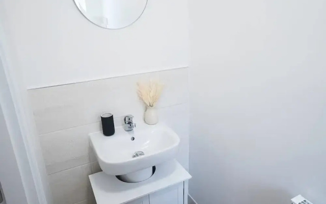 Host Stay Hewitt Close