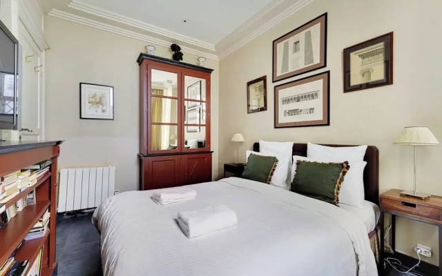 Historic Elegance in the Heart of Marais - 6p/2br