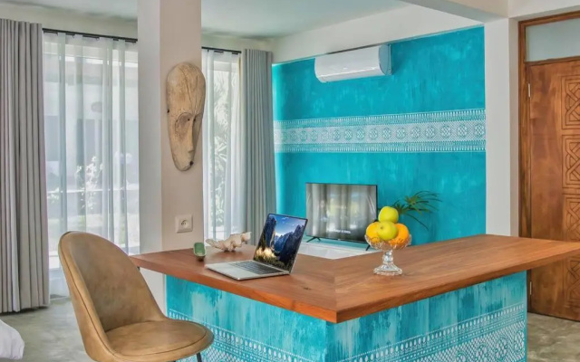 Contemporary Private Studio with Pool and Kitchen