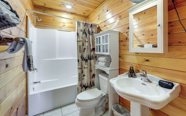 Mtn-view Getaway w/ Lake Access in Whittier!