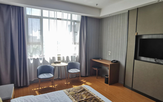 Super 8 Hotel (Aksu Jinlan Square)