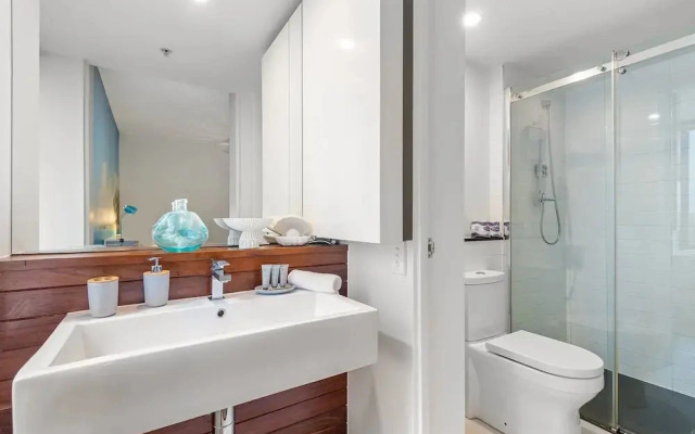 Sleek & Central 2-bed Apartment in Melbourne