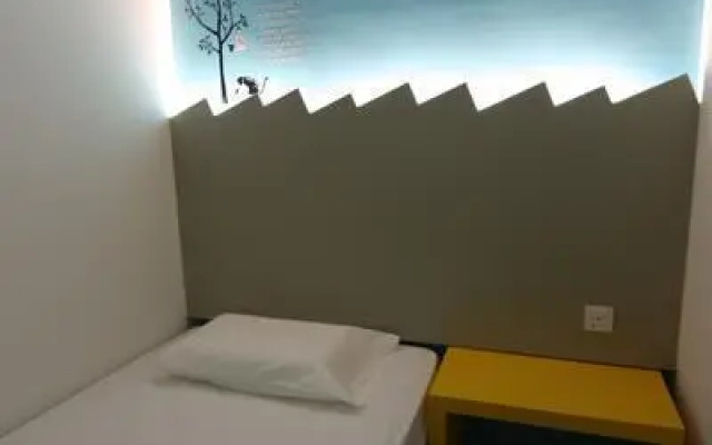 Warm Blanket Hotel - Hostel