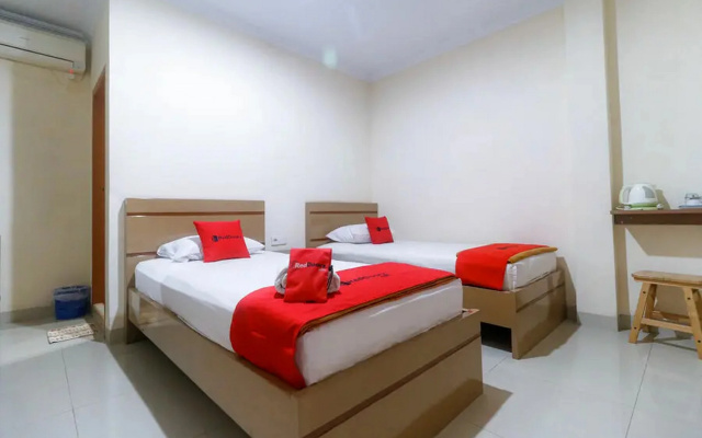 RedDoorz Plus near WTC Batanghari Mall
