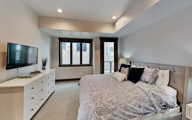 3793 Blackstone Drive Condo Unit 1G