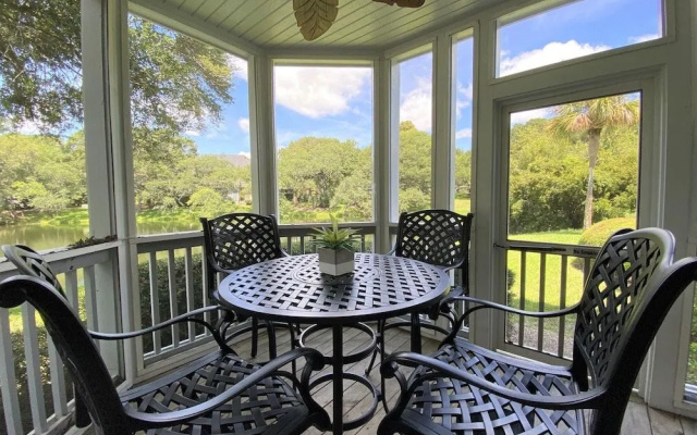 Beautiful Furnishings! Great Location!