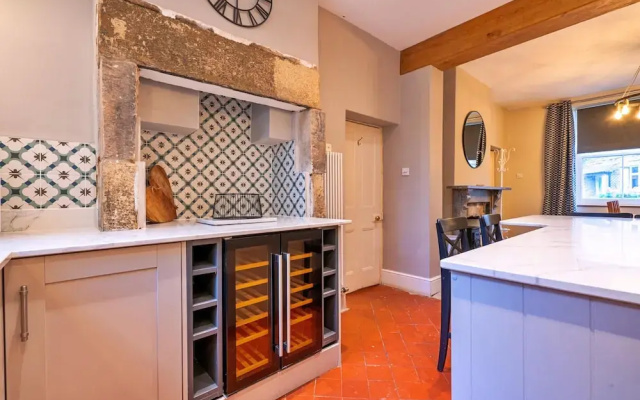 Holiday Home in Heart of Tideswell, No Deposit