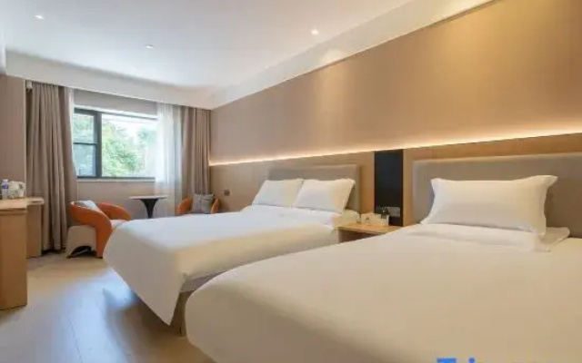 Yixin Hotel (Shanghai World Expo Area Yaohua Road Subway Station)