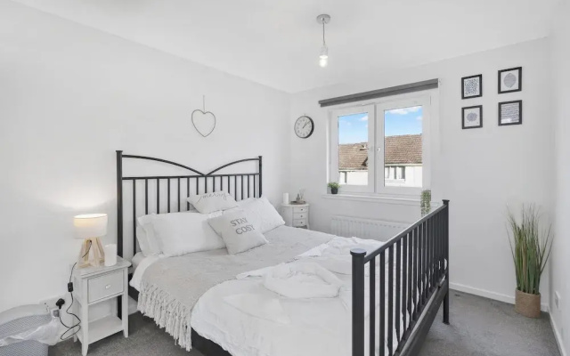 Cozy Edinburgh 2BR With CAR Parking