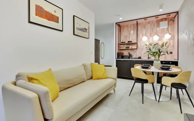 Aura III & Parking by Downtown Apartments