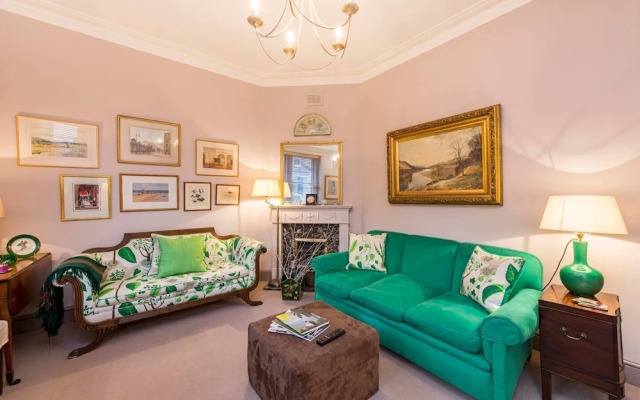 Traditional British 1 Bed Beside Battersea Park