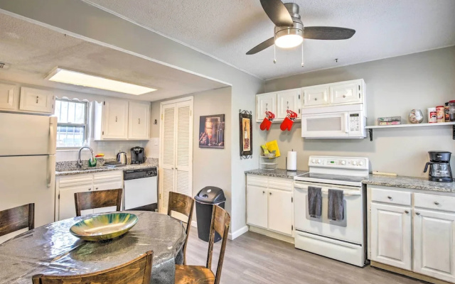 Pet-friendly Dallas Townhome w/ Outdoor Grill