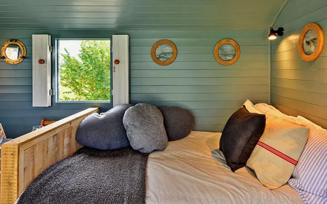Lakeside Shepherd's Hut Retreat, No Deposit