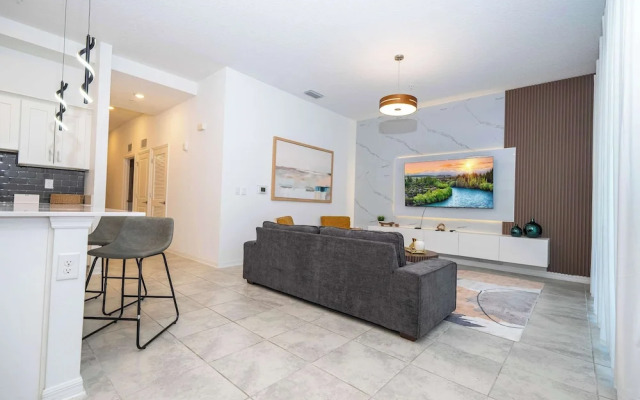 Themed Apartment Walk to Disney & Lake Access