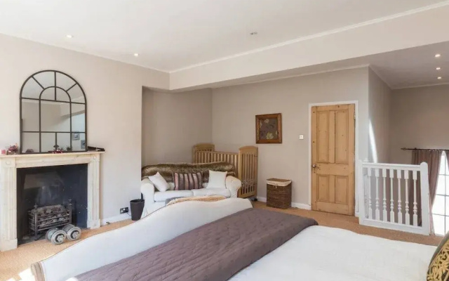 Stylish 1-bed With a Roof Terrace