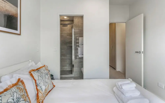 Fresh Grey Lynn 2BR unit w/ Patio by Zodiak Stays