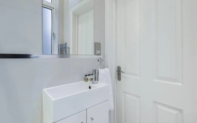 The Kensington Palace Retreat - Modern 2BDR Flat