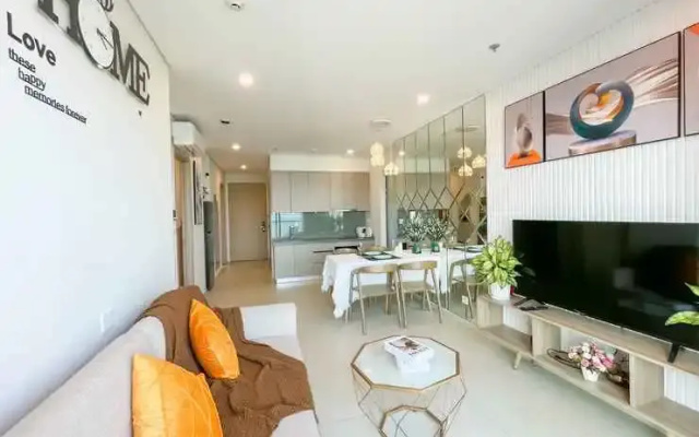 Julie House - The Song Vung Tau