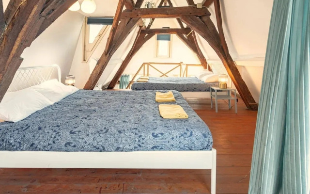 Stylish Duplex Apartment for 10