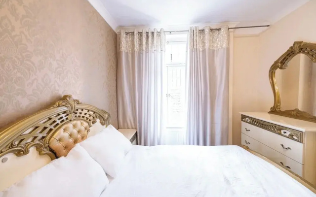 Chic London Apartment in Brown Hart Gardens