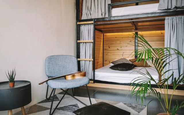 Murals Sleepbox Capsule Hostel - Adults Only