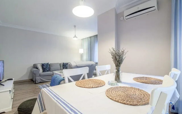 Vibrant and Central Flat with Balcony in Maltepe