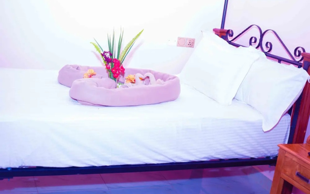 La'Tonna Safari Hotel