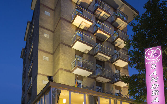 Hotel Sandra Римини вид на фасад