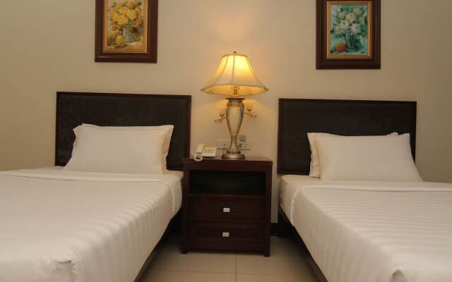 Main Hotel & Suites 0