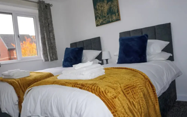 Biz & Fam Sleeps 7 Wigan w/ Parking, Self-check-in