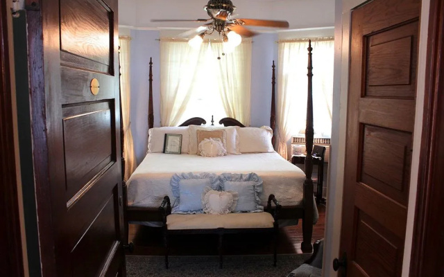 Evas Escape at Gardenia Inn