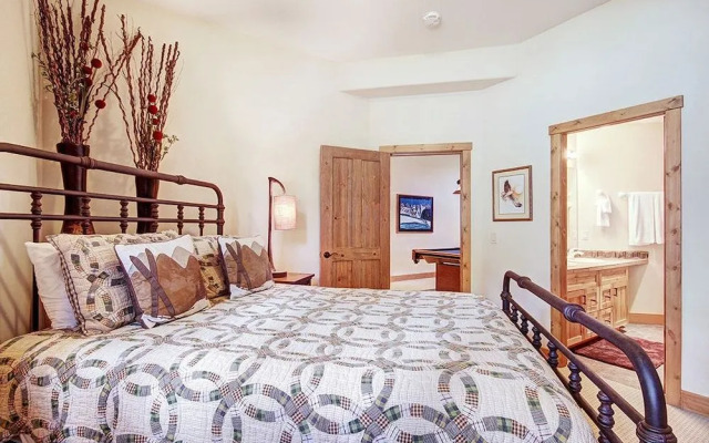 Dunkin Hill Lodge - Private Home by RedAwning