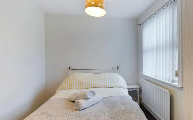 Cheerful 3 bedroom home with free parking and WIFI