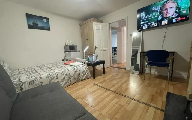 Heathrow Garden Lodge [Free Parking • Netflix • Prime • Coffee • WiFi]