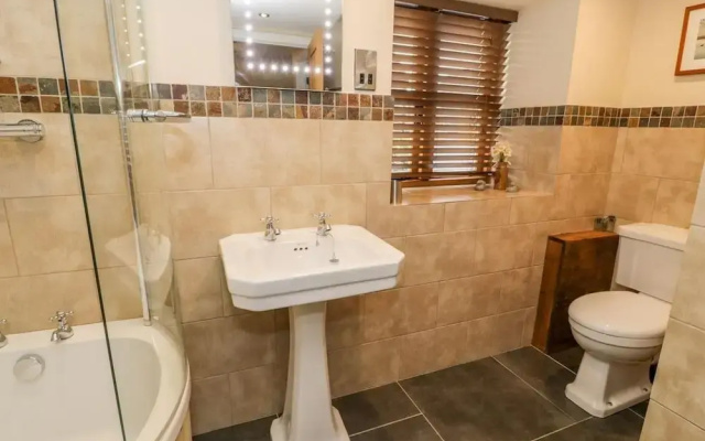 Dee Valley Country Escape - Sleeps 4 & Hot Tub