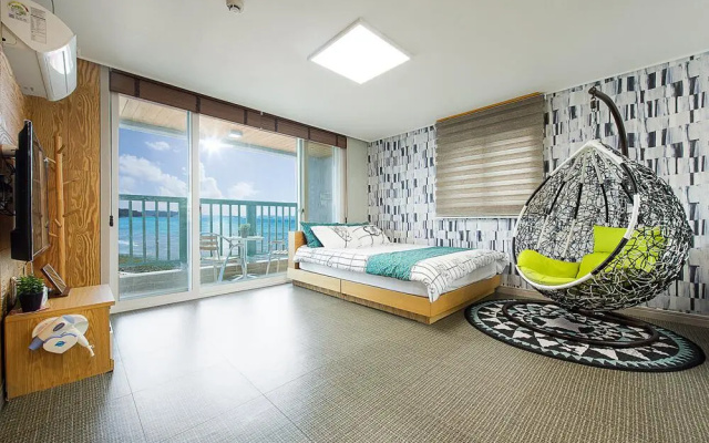 Geojae Beach White Pension