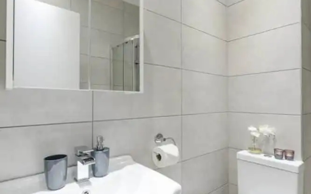 London Bermondsey, 3 People, Beautiful Studio
