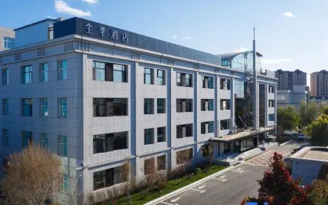 Changchun Guanggu Avenue Hotel throughout the season