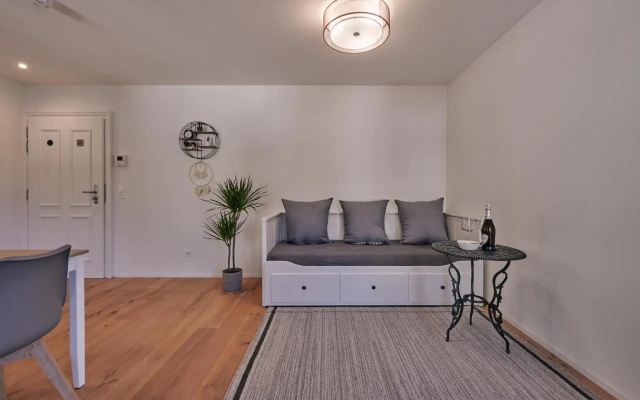 City Center Apartment with Mountain View