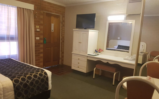 Cousins Motor Inn