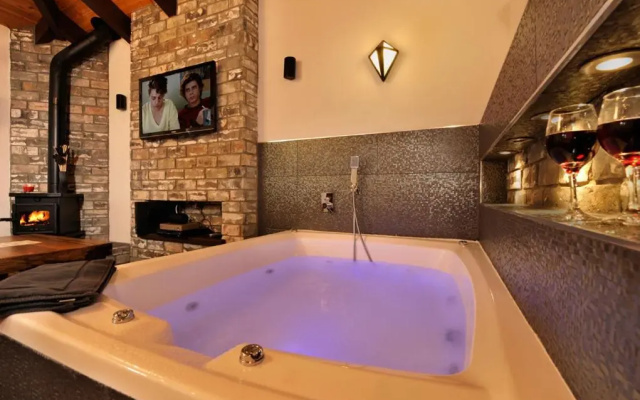 Noam Suites