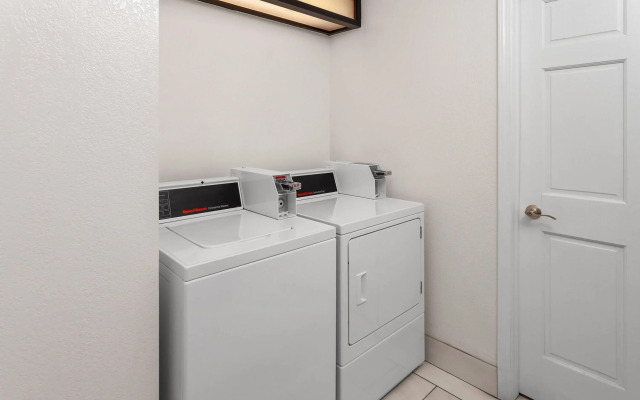 Days Inn & Suites by Wyndham Arlington Heights