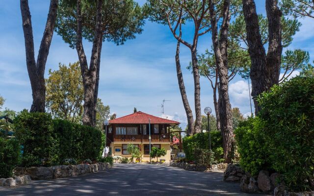 Отель Holiday Village Италия, Фонди - отзывы, цены и фото номеров - забронировать отель Holiday Village онлайн вид на фасад